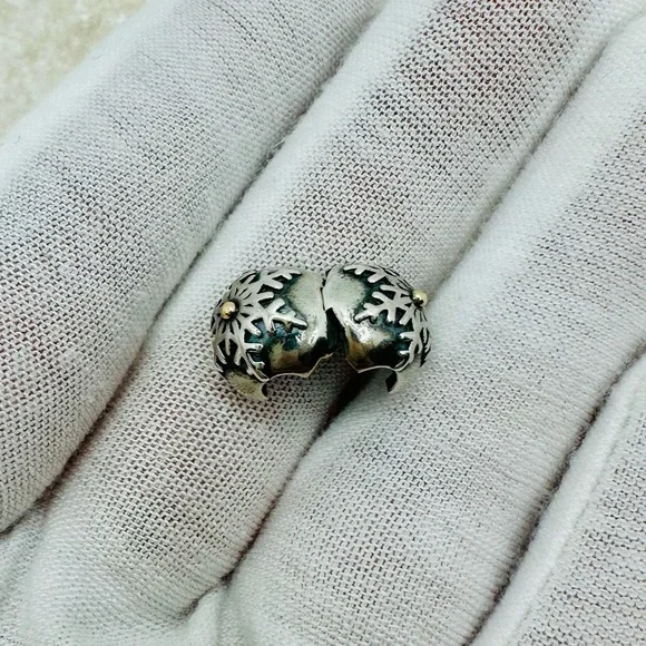EUC Pandora 791232 Sterling Silver & 14k Gold Winter Wonderland Snowflake Clip